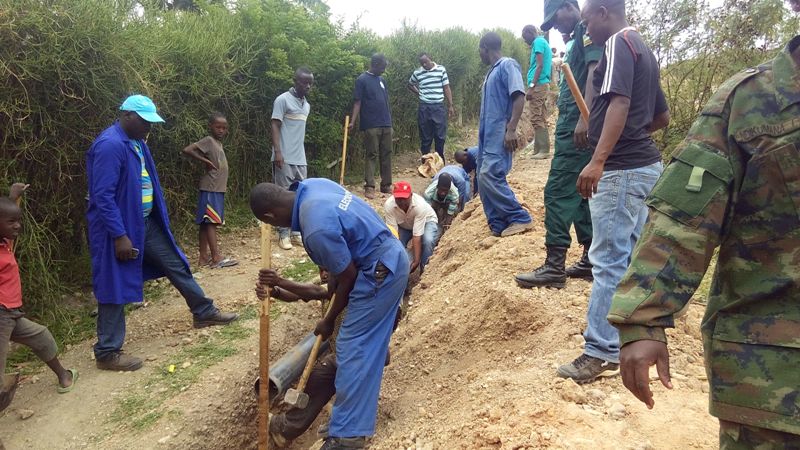 Mu muganda bacukuye umuyoboro