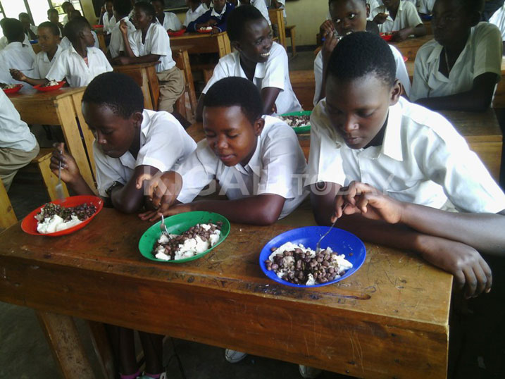 Ahi ni ku Kigo cya Gatizo mu Karere ka Kamonyi. Kubera kutagira aho bafatira amafunguro abana barira mu mashuri.