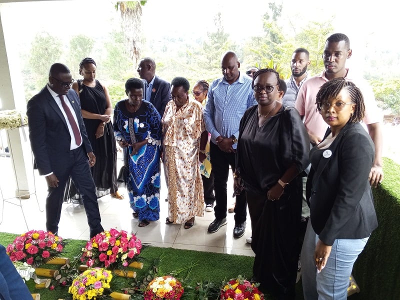 Bashyize indabo aharuhukiye ababo mu rwibutso rwa Kamonyi