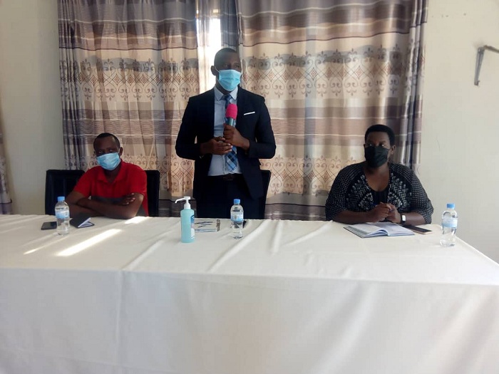 Tuyizere (Hagati) avuga ko imwe mu ngaruka zo gushyirwa mu turere tw'icyaro ari ukwangirwa kugira icyanya cy'inganda