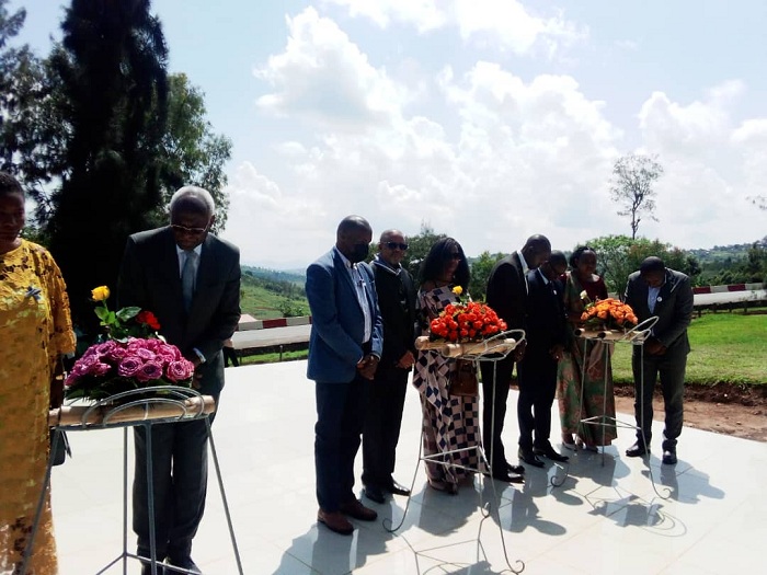 Abayobozi barimo Perezida w'Urukiko rw'ikirenga na Minisiti Munyangaju Mimosa bunamiye Abatutsi bashyinguye mu Rwibutso rwa Kamonyi