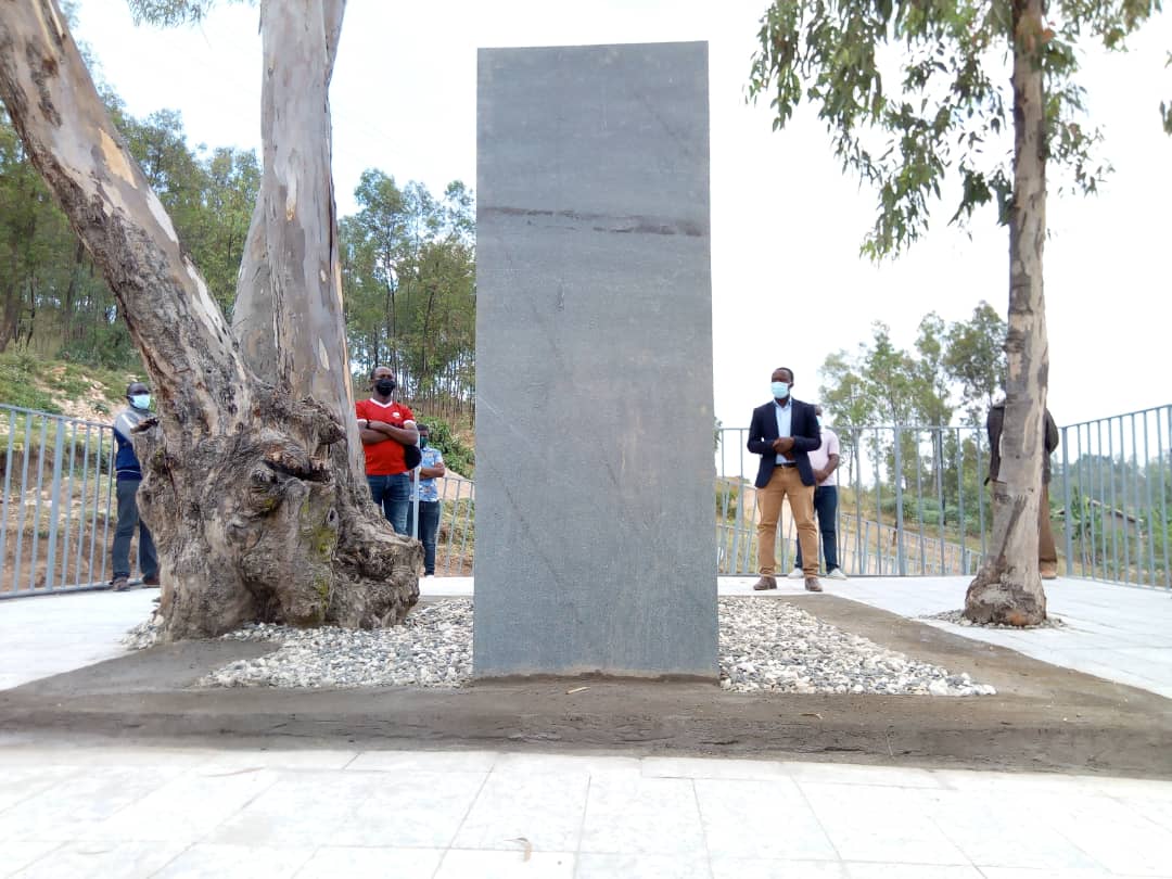 Uru rukuta rukoze mu ibuye ryabajwe i Nyarubaka ni ryo rizandikwaho amazina y'abahungu bahiciwe