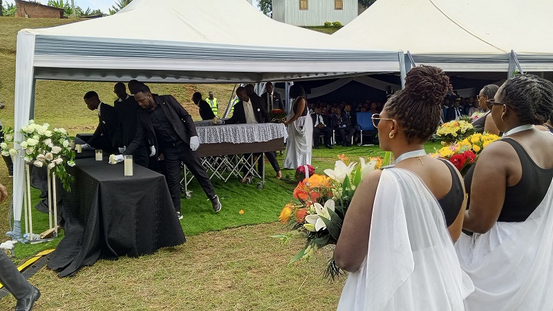 Abarokotse Jenoside bashimirwa uko bagenda bumva agaciro ko kwimurira imibiri y'ababo mu nzibutso zahujwe