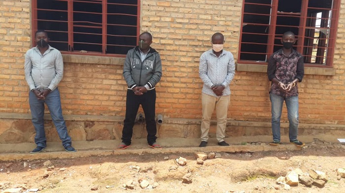 Bafashwe bagerageza gushuka umuturage ngo bamuhe Amadolari y