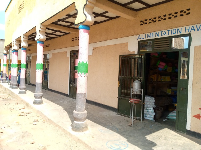 Abakorera mu maduka yihagazeho baba bazizirikiye ku nzugi cyangwa ku madirishya