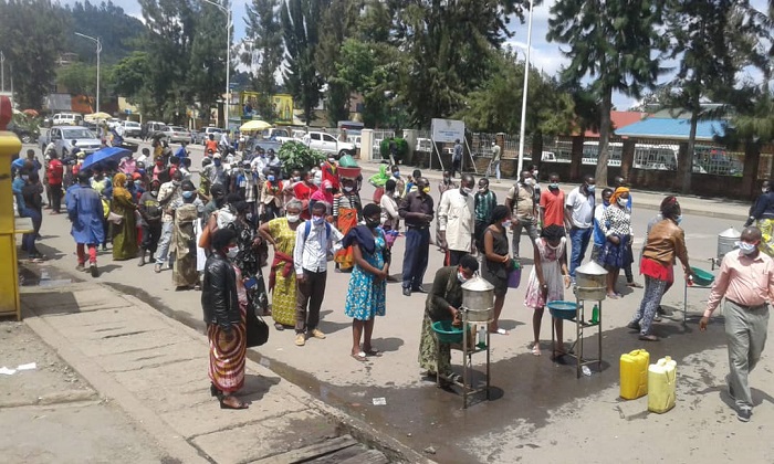 Aba ni abatonze umurongo bategereje gukaraba intoki ngo babone kwinjira mu isoko ry