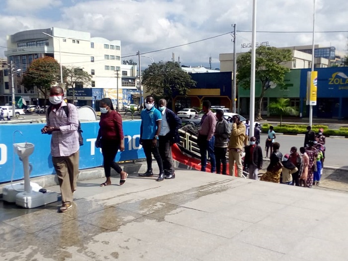 Imbere y'isoko rinini rya Goico na ho abahinjira birabasaba gutonda imirongo miremire