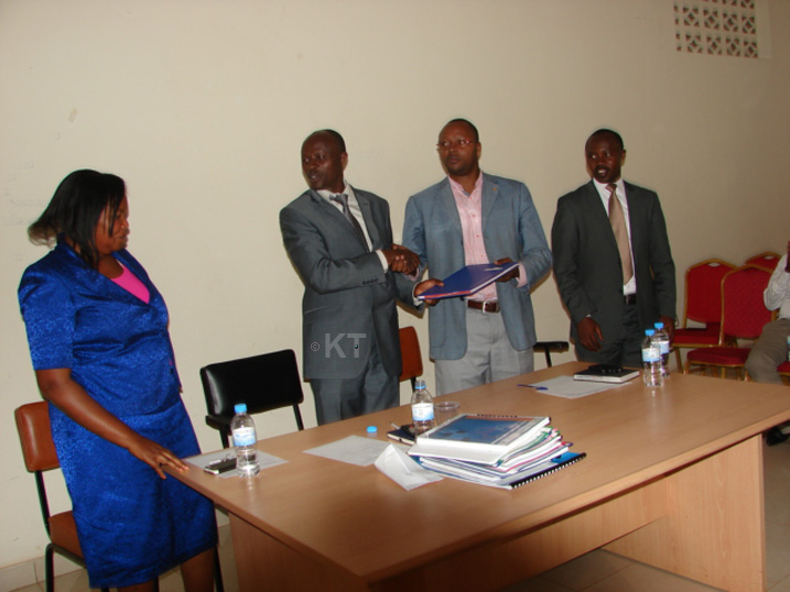 Kangwagye Justus umuyobozi w'Akarere ka Rulindo ucyuye igihe ahererekanya ububasha n'Umunyamabanga nshingwabikorwa w'Akarere ka Rulindo