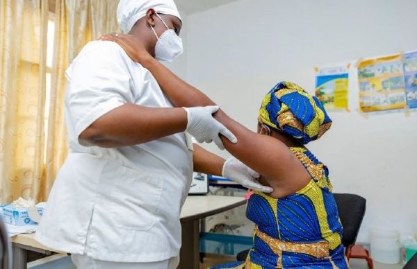 Umuganga asuzuma umurwayi kanseri y