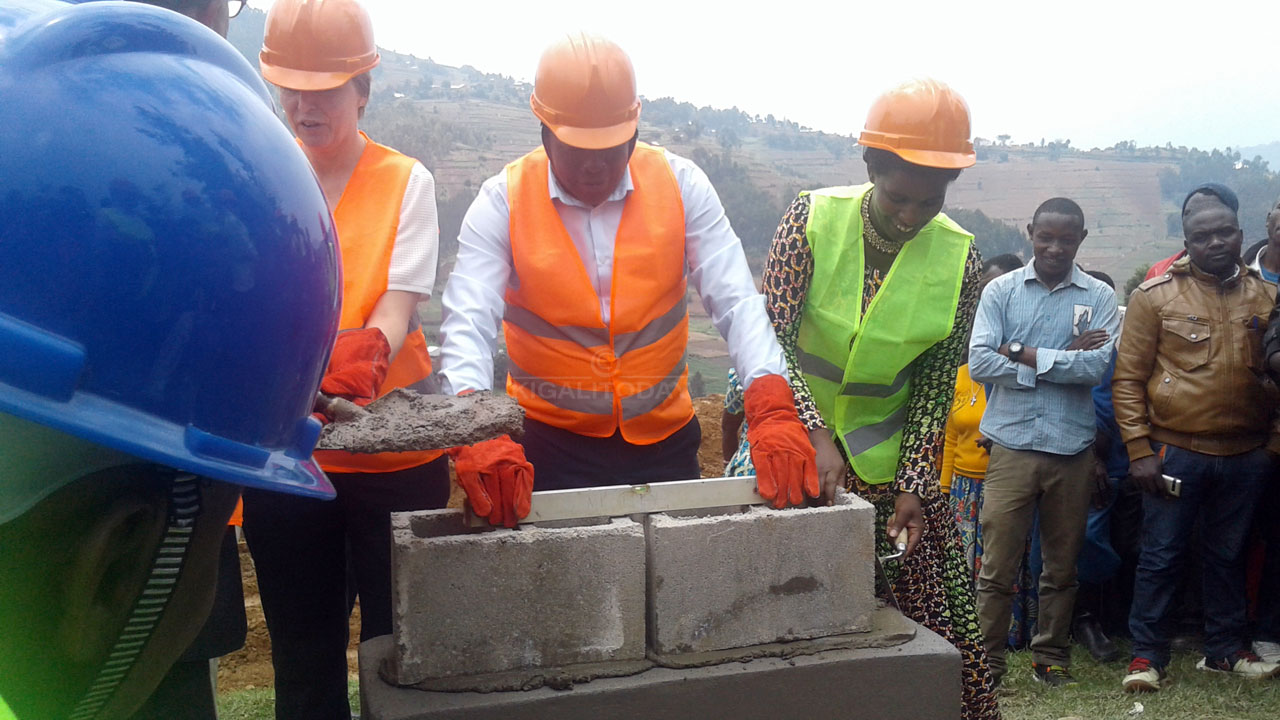 Guverineri Gatabazi, umuyobozi w'Akarere ka Burera n'abandi bayobozi bashyira ibuye ry'ifatizo ahazubakwa ayo amacumbi 