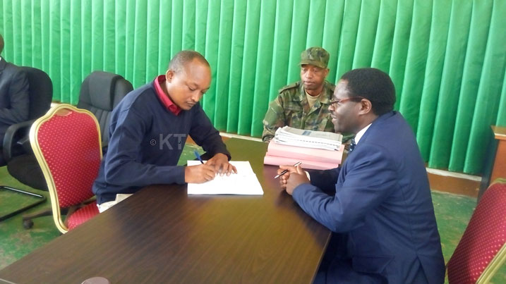 Kansiime James wasigiwe inshingano zo kuyobora akarere asaba abakozi b