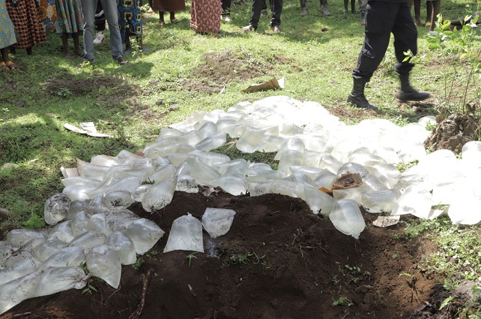 Litiro 300 za Kanyangwa zari zitwawe n'Abarembetsi bikanga inzego z'umutekano bazijugunya hasi bakizwa n'amaguru