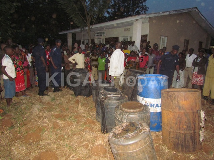 Kanyanga zafashwe mu mukwabo zamenewe imbere y'abaturage nyuma y'inama bagiranye n'inzego z'umutekano.