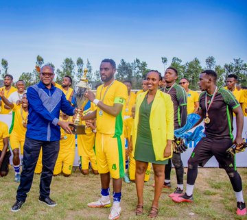 Kapiteni wa Etoile de l'Est FC ahabwa igikombe na Perezida w'inzibacyuho wa FERWAFA, Habyarimana Marcel Matiku