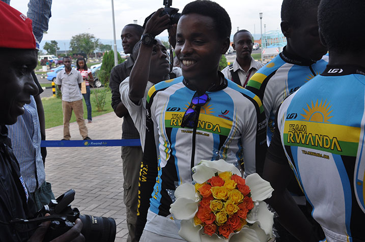 Kapiteni Hadi Janvier yahawe indabo nk'ikimenyetso cyo gushimira ikipe ayoboye.