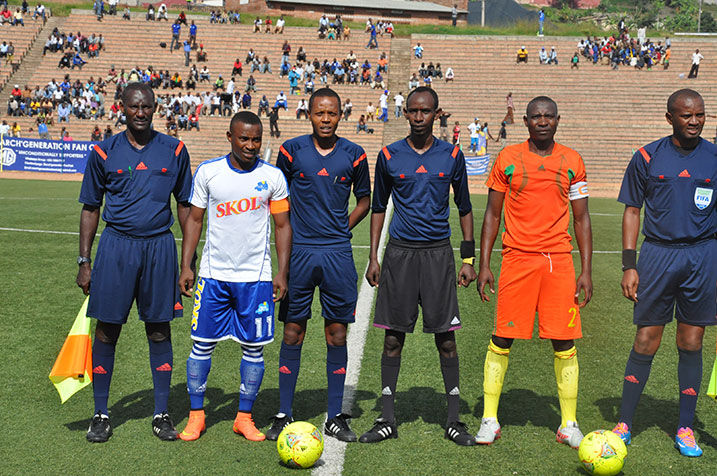 Kapiteni Mambo wa Gicumbi, Kapiteni wa Rayon Sports Fuadi bafata ifoto n