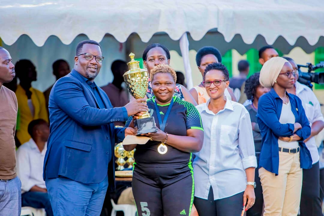 Kapiteni w'ikipe ya Three Stars ashyikirizwa Igikombe