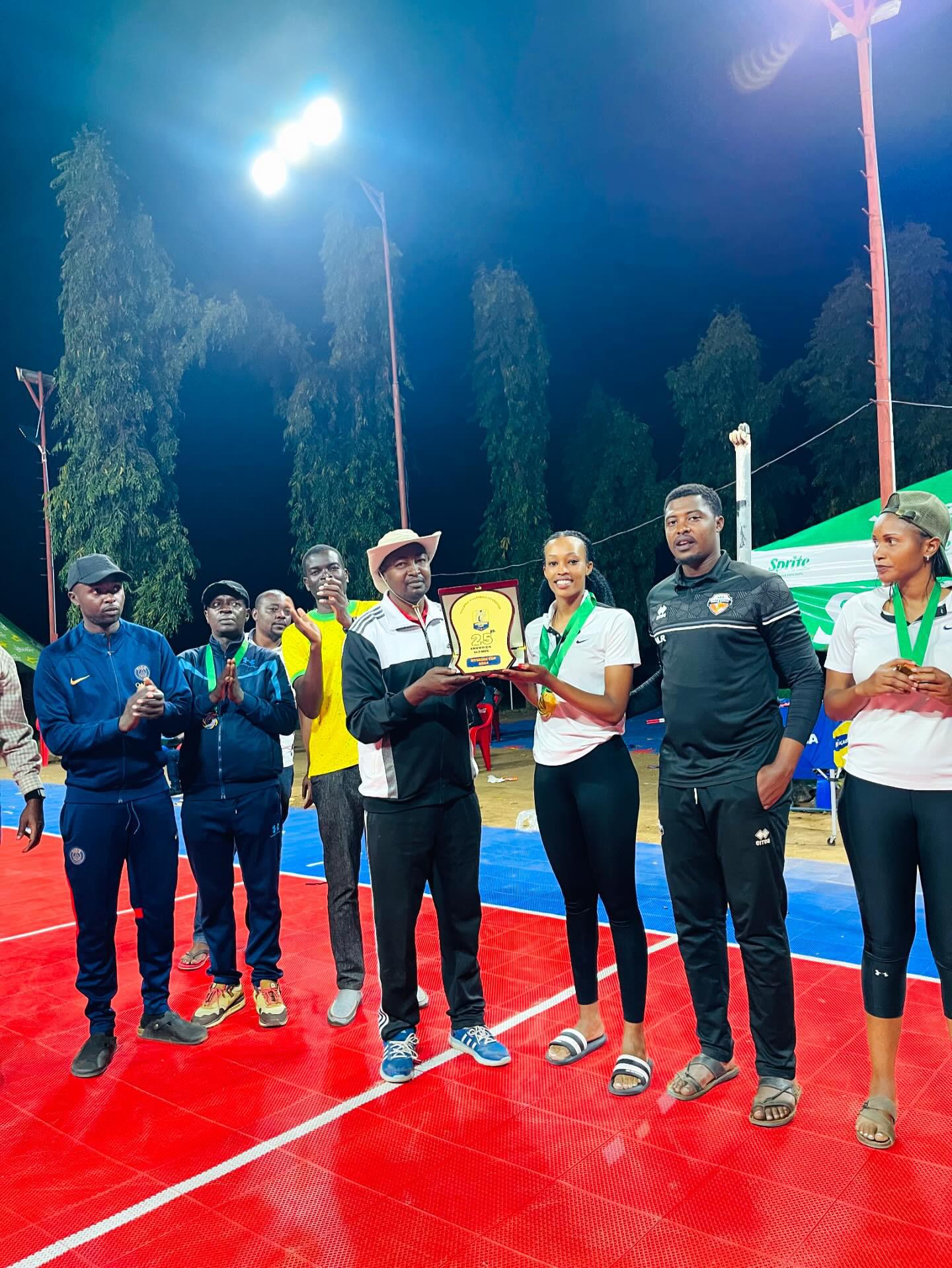 Kapiteni wa APR munezero Valentine ashyikirizwa igikombe