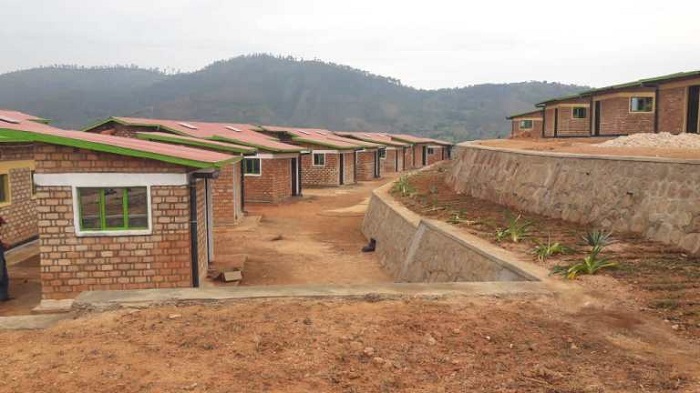 Inzu zubakiwe abarokotse Jenoside i Karama zigiye zifatana ari ebyiri ebyiri