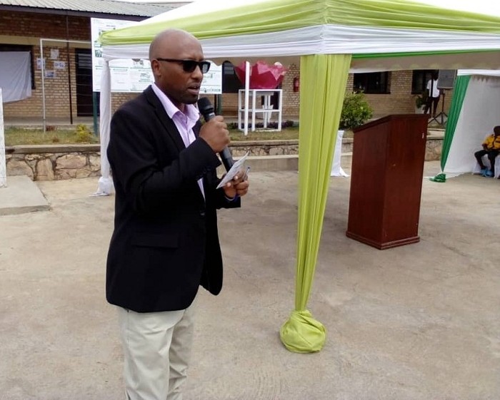 Karamira avuga ko mu minsi iri imbere bazagura amashami bakakira abanyeshuri benshi