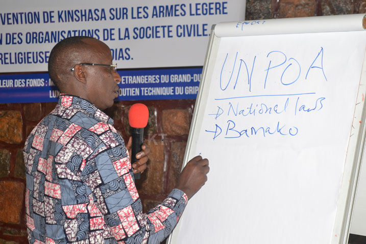 Karara wo muri MININTER asobanura uburyo intwaro nto z'iciriritse zinyanyagiye mu buryo butemewe zidindiza iterambere.