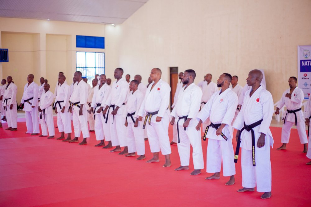Buri muntu mu kigero arimo yakina Karate