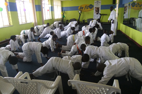 Abana bakinira muri LIONS KARATE-DO CLUB bishimira imyitozo bahabwa.