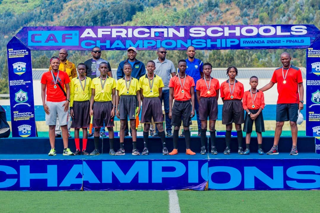 Karekezi Dylan(wa kabiri uturutse iburyo) yambitswe umudali nyuma yo gusifura umukino wa nyuma