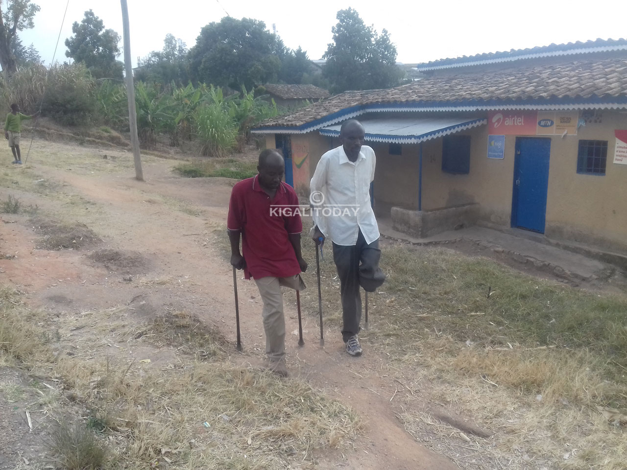 Karemera Aron wambaye ishati y'umweru na mugenzi we bose bakomerekeye ku rugamba basaba urubyiruko gutera ikirenge mu cyabo.