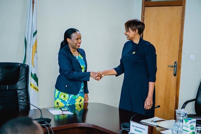 Senateri Karen Nyamu yanaganiriye na Minisitiri w'Abakozi ba Leta n'Umurimo, Rwanyindo Fanfan, uko ikoranabuhanga ryifashishwa mu kunoza akazi no gutanga serivisi nziza