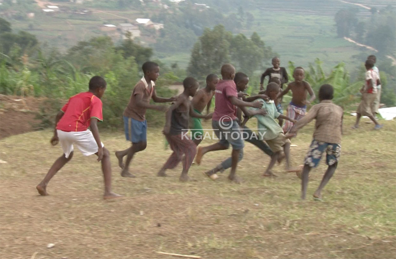 Abakina biyambuye hejuru babaga batsinzwe igitego cya mbere