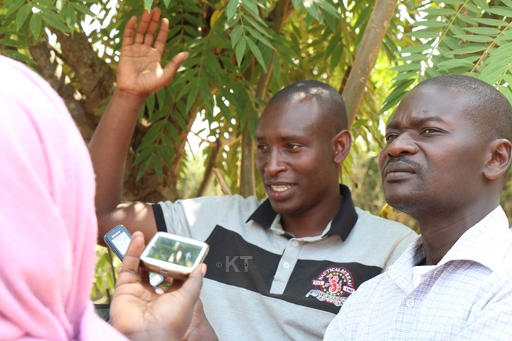 Karinda Venuste (ushyize ukuboko hejuru) avuga ko Biogaz yamugiriye akamaro.