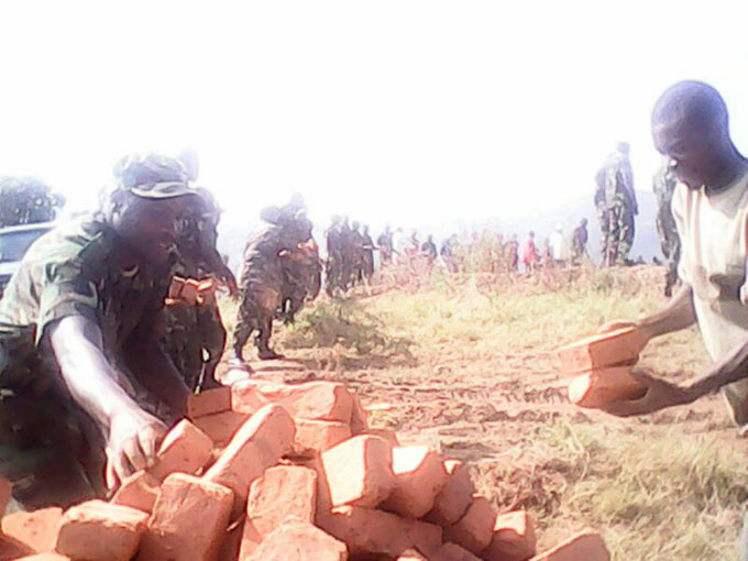 Aha mu karere ka Karongi, ingabo z'igihugu n'abaturage bafatanyije kwiyubakira ikigo nderabuzima ahitwa Musasa.