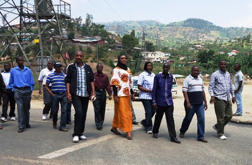 Itsinda rya MINALOC riherekejwe n'abayobozi mu karere ka Karongi bagiye gusura isoko ntangarugero ryo mu mujyi wa Karongi.