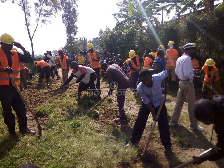 Karongi mu murenge wa Bwishyura naho habaye umuganda wo gusibura imihanda