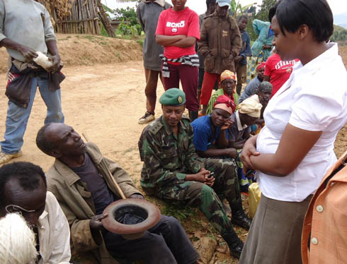 Umusaza Murikamahiri Athanase (ufite ingofero) ndetse n