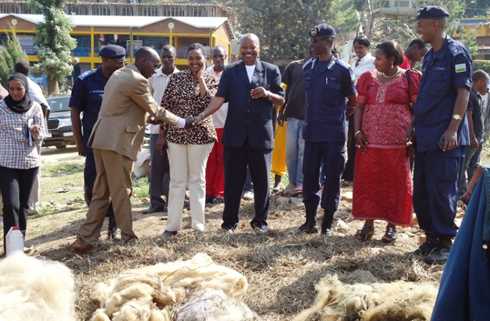Guverineri Kabahizi Céléstin (hagati) n'abandi bayobozi barimo aba Police. 