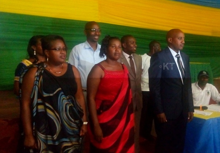 Ndayisaba Francois (iburyo) yongeye gutorerwa kuyobora Akarere ka Karongi.