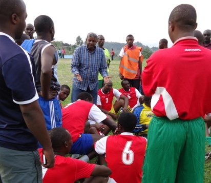 Umukunzi n'umuterankunga wa Ruburikinya, Colonel Ruzibiza Eugene (hagati) agira inama abakinnyi 