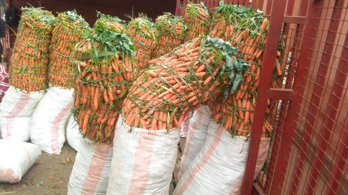 Abacuruzi ba karoti i Nyabugogo ngo bibeshye ko bari bubone abaguzi bazo nyuma ya Guma mu Rugo, basanga bazanye nyinshi zibura isoko