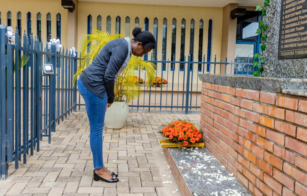 Umuyobozi Mukuru wa BK, Dr Diane Karusisi, yunamira abahoze ari abakozi ba BK bazize Jenoside yakorewe Abatutsi