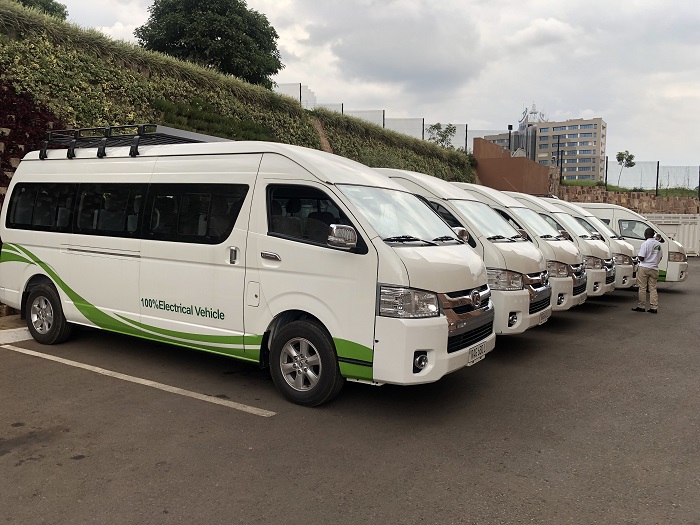 Benshi bishimiye ko imodoka zikoresha amashanyarazi zakuriwe imisoro