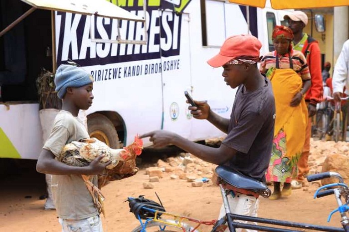 Baragenda bamenyera kwishyurana bifashishije ikoranabuhanga rya telefone