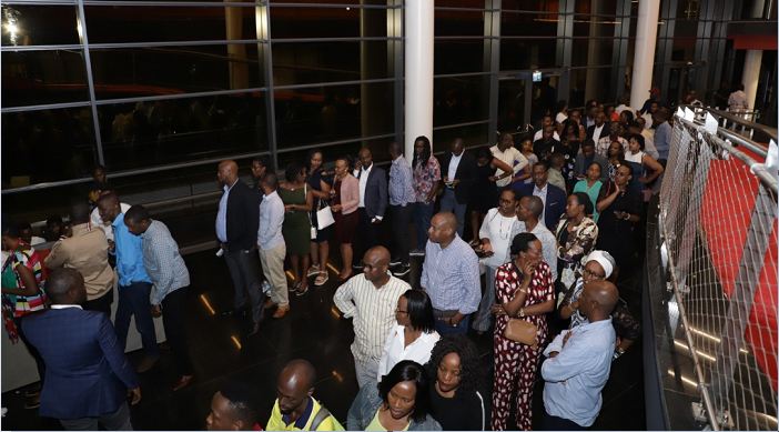 Abitabiriye igitaramo bari benshi ntibabasha kwinjira bose, bamwe basubizwa amafaranga