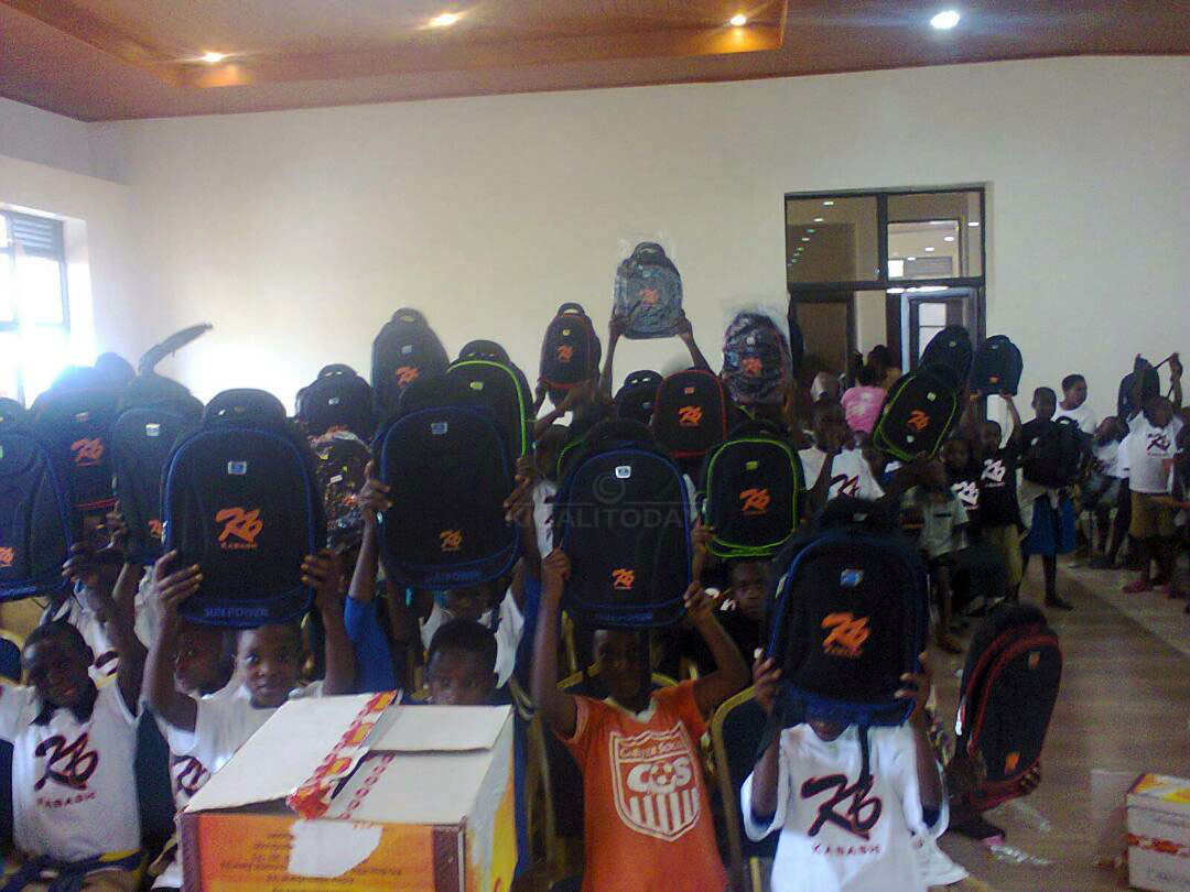 Abana bahawe agakapu karimo amakaye, amakaramu n'ibindi bikoresho by'ishuri bitandukanye 