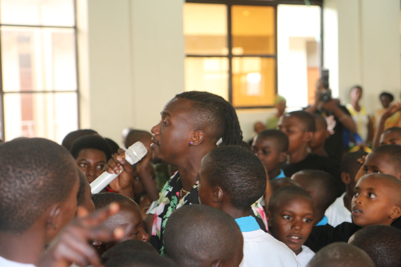 Umuririmbyi Mani Martin yasusurukije abo bana 