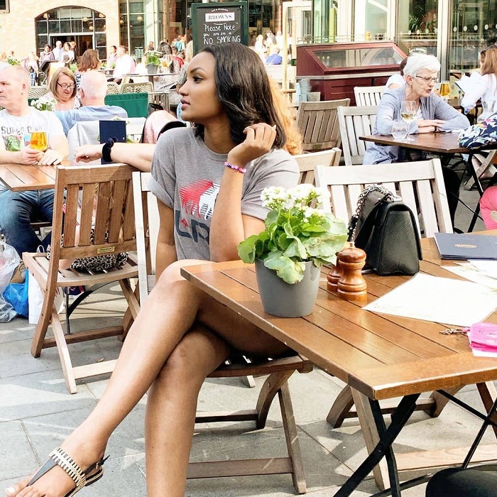 Kate Bashabe aha yari muri Restaurant yo mu mujyi wa Liverpool