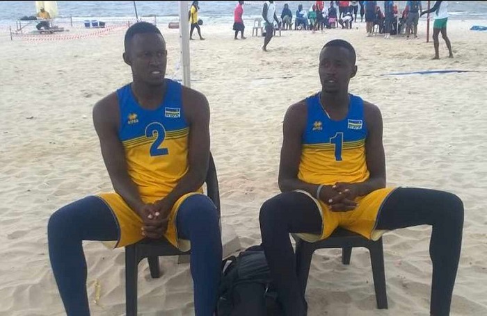 Kavalo Patrick (ubanza ibumoso) na Flavien Ndamukunda bakinnye Volleyball yo ku mucanga
