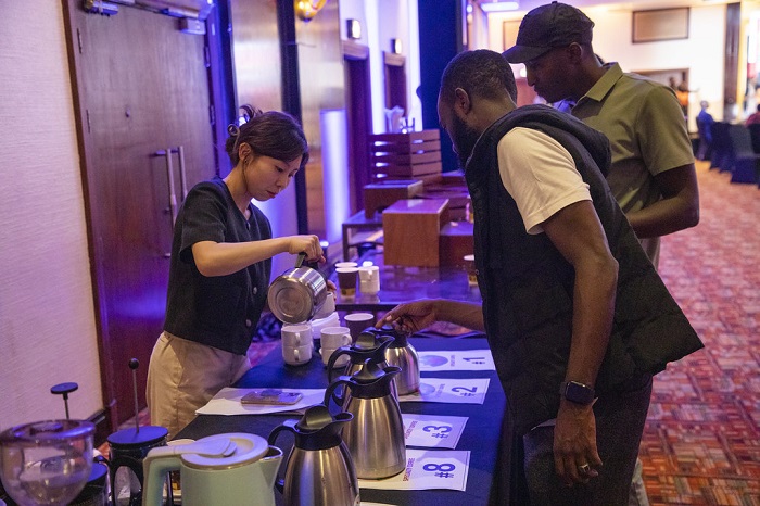 Abitabiriye irushanwa bahawe kawa kugira ngo bumve uburyohe bwayo