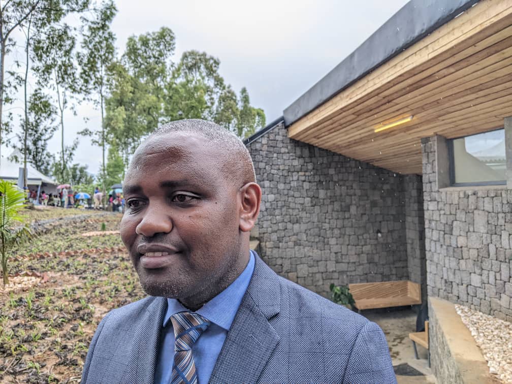 Mayor Niyonsenga yasabye abahinzi gufata neza iyi nzu kuko ari amahirwe abegerejwe
